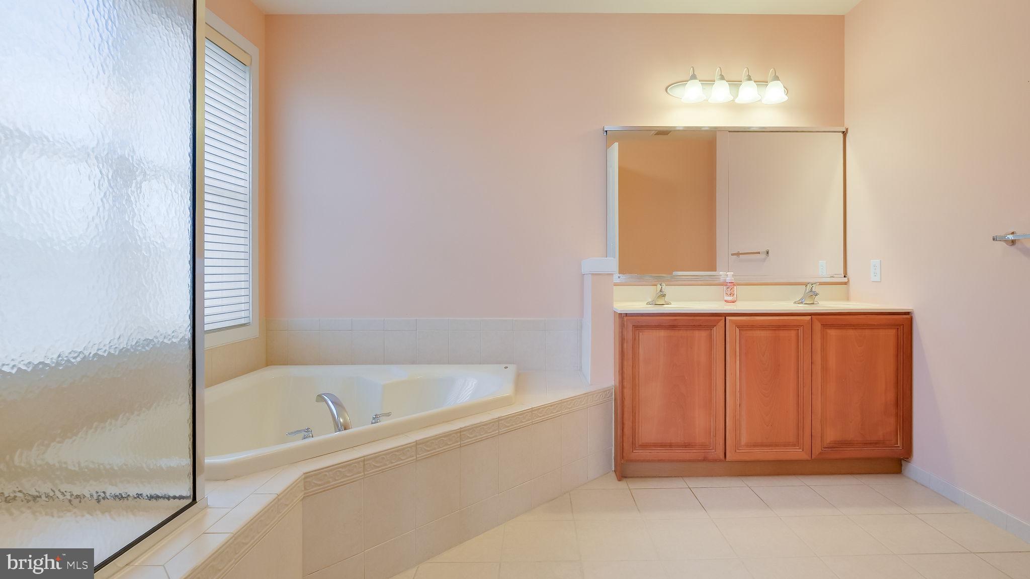 MERIDIAN VALLEY SQ - Residential