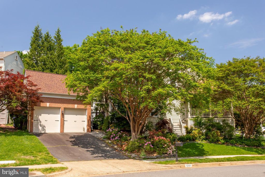 Photo of 1201 Dartmouth Road, ALEXANDRIA, VA 22314 (MLS # VAAX2047358)