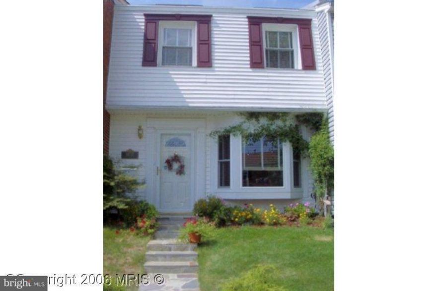 Cozy 3 Bedroom, 2 Bath townhome in Willowbrook. Clean, freshly painted, great kitchen. Pets case by case.
