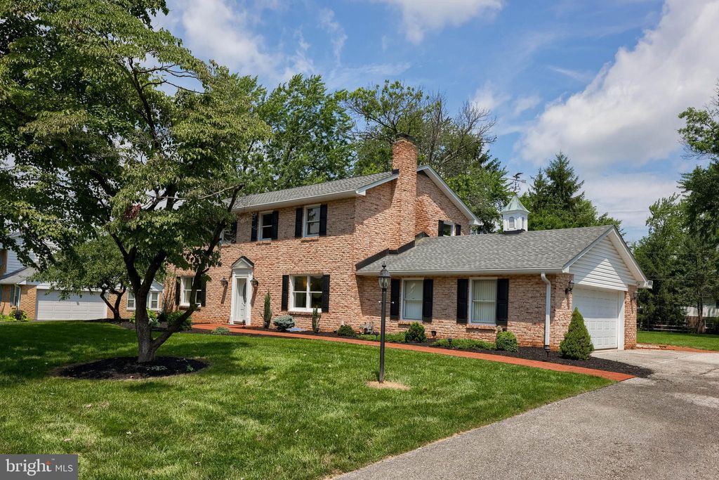 Photo of 1005 Gleneagles Drive, YORK, PA 17404 (MLS # PAYK2086200)