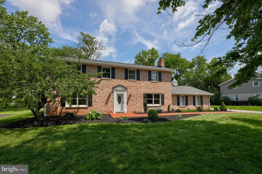 Photo of 1005 Gleneagles Drive, YORK, PA 17404 (MLS # PAYK2086200)