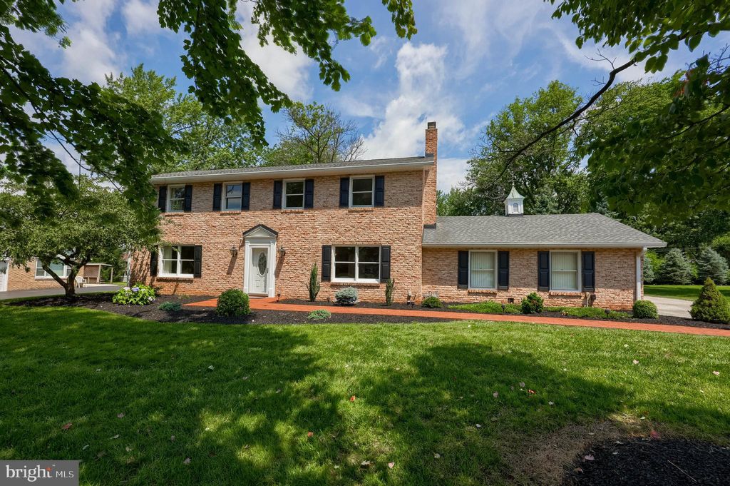 Photo of 1005 Gleneagles Drive, YORK, PA 17404 (MLS # PAYK2086200)