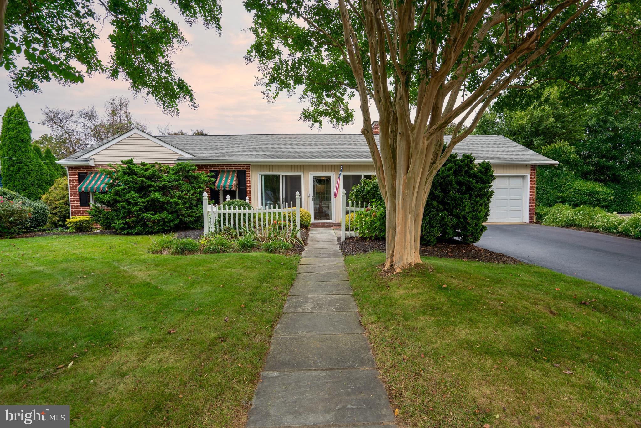 107 E HOFFECKER STREET