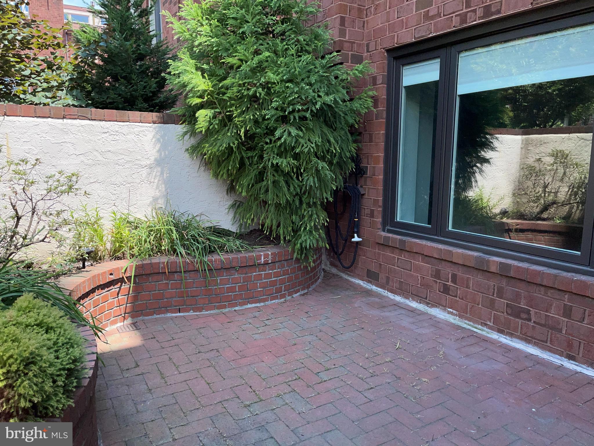 QUEEN VILLAGE - Residential Lease