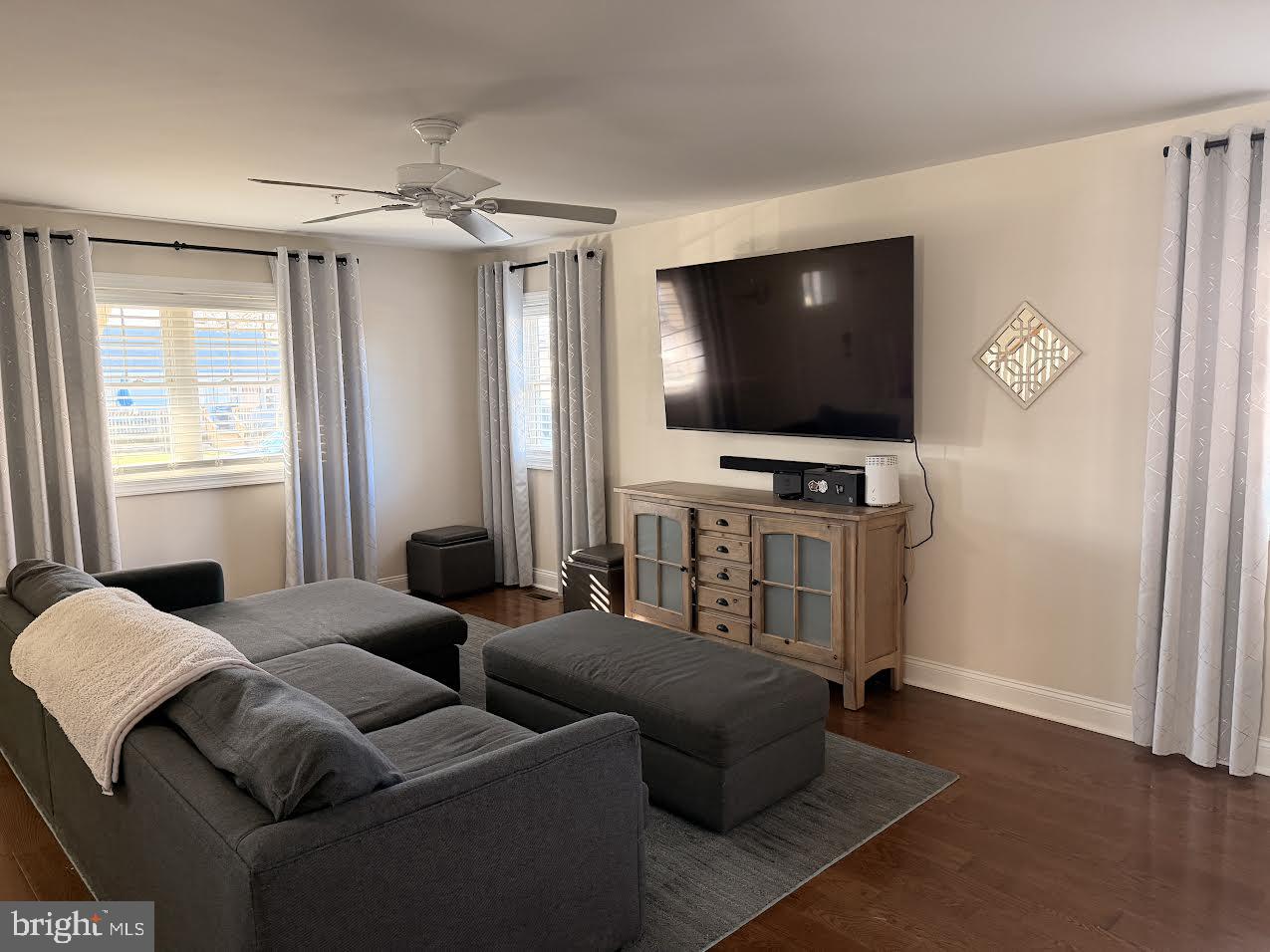 WOODLAND BEACH - Residential