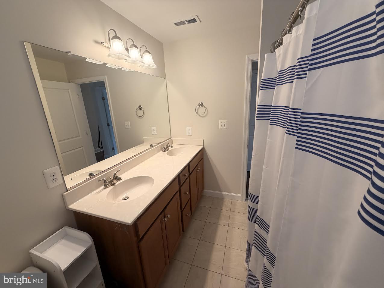 WOODLAND BEACH - Residential