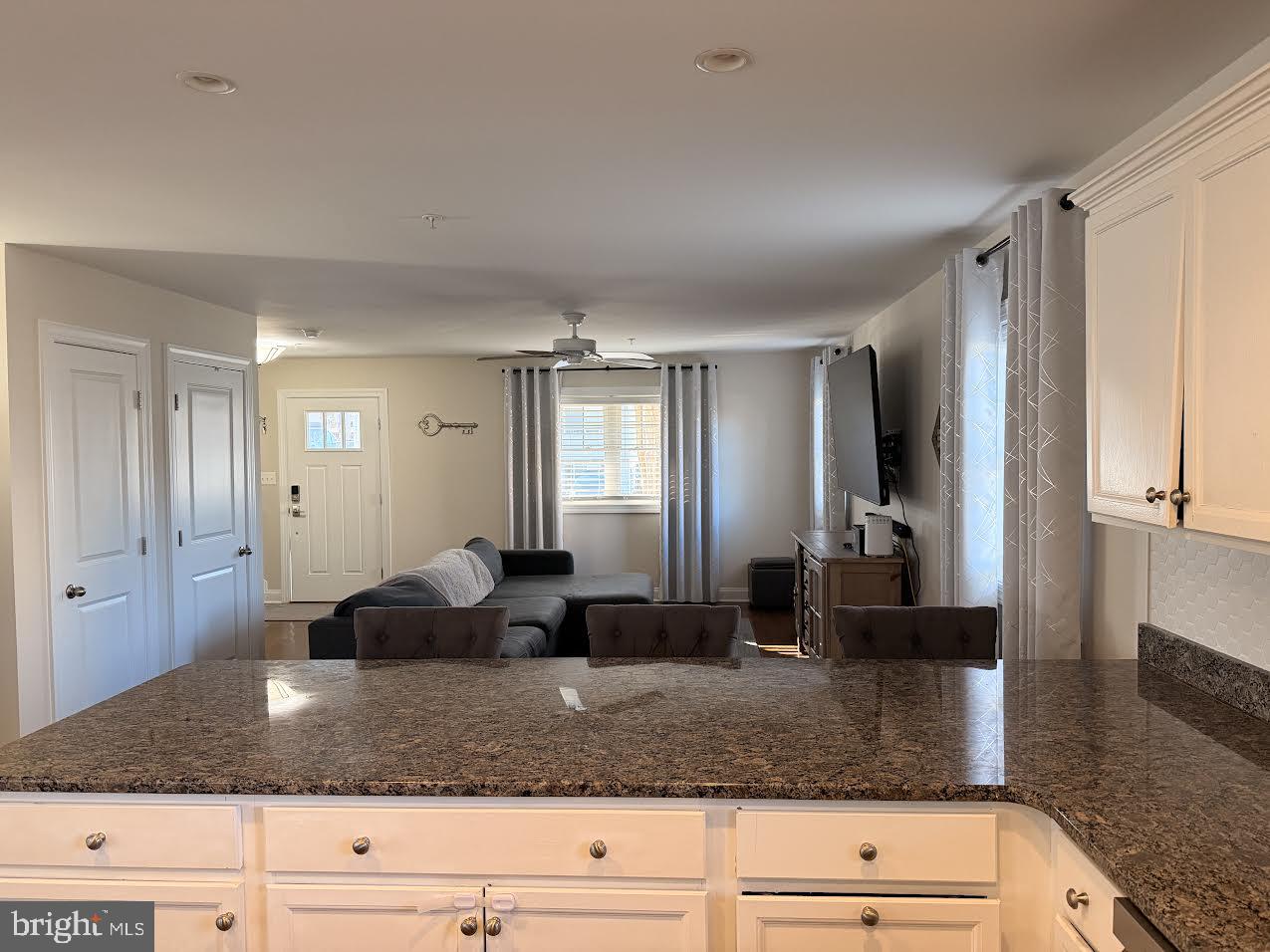 WOODLAND BEACH - Residential