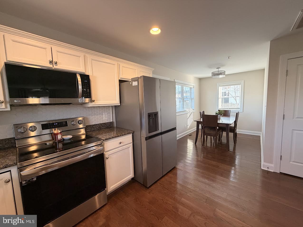 WOODLAND BEACH - Residential