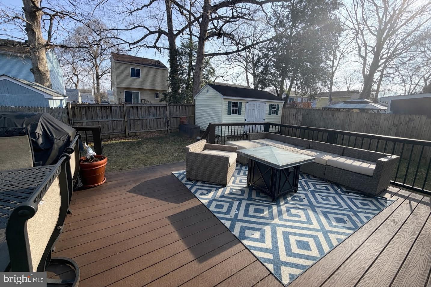 WOODLAND BEACH - Residential