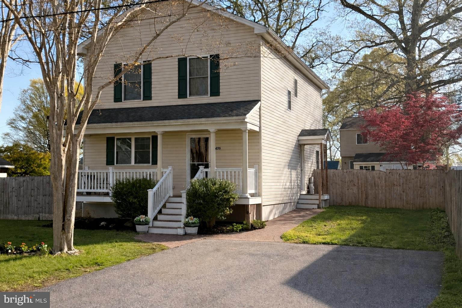 WOODLAND BEACH - Residential