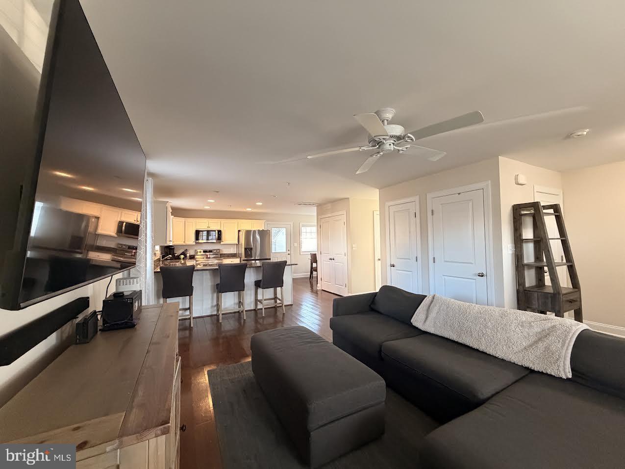 WOODLAND BEACH - Residential