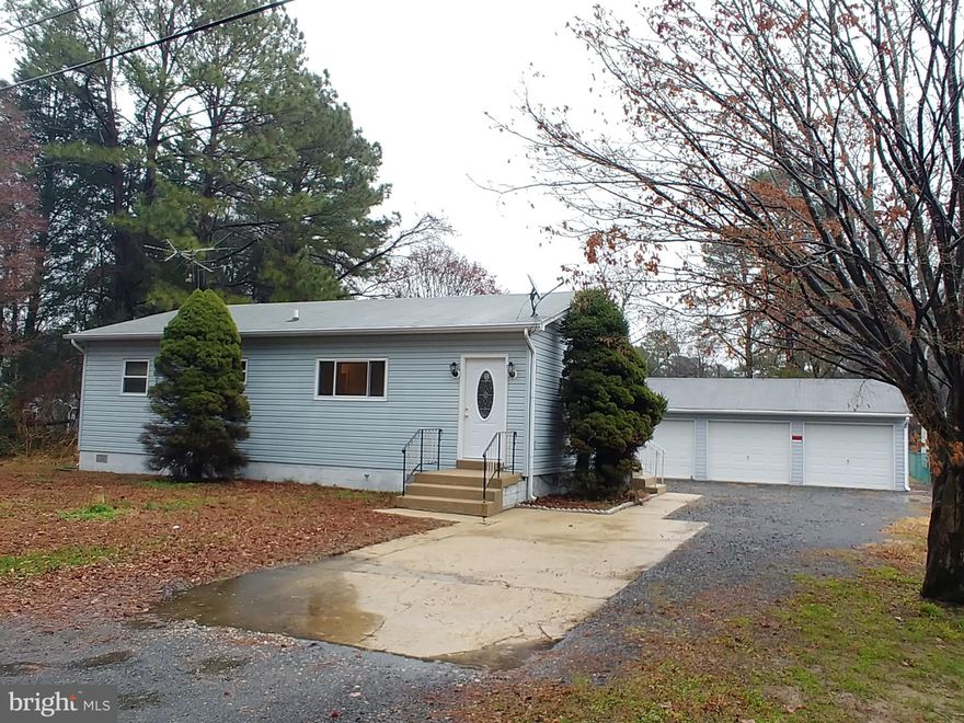 ***THREE (3) CAR GARAGE**YOU WILL HAVE A GARAGE FOR EVERY CAR YOU OWN***HUGE EAT IN KITCHEN***LARGE FLAT BACK YARD***SEPERATE LAUNDRY ROOM***WATER PRIVILEGED AND ACCESS COMMUNITY***3 SPACIOUS BEDROOMS***FRESHLY PAINTED***NEW FRONT DOOR***HURRY, DON'T WAIT!!!