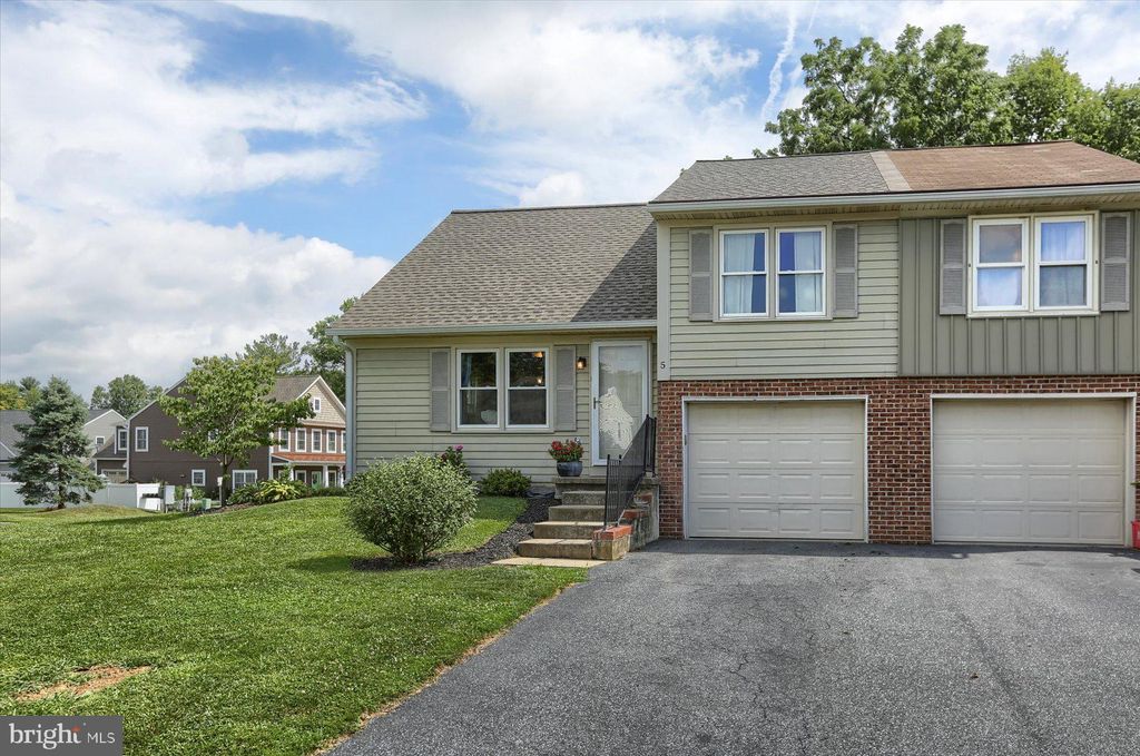 Photo of 5 BRANSTOCK CT, LITITZ, PA 17543 (MLS # PALA2039368)