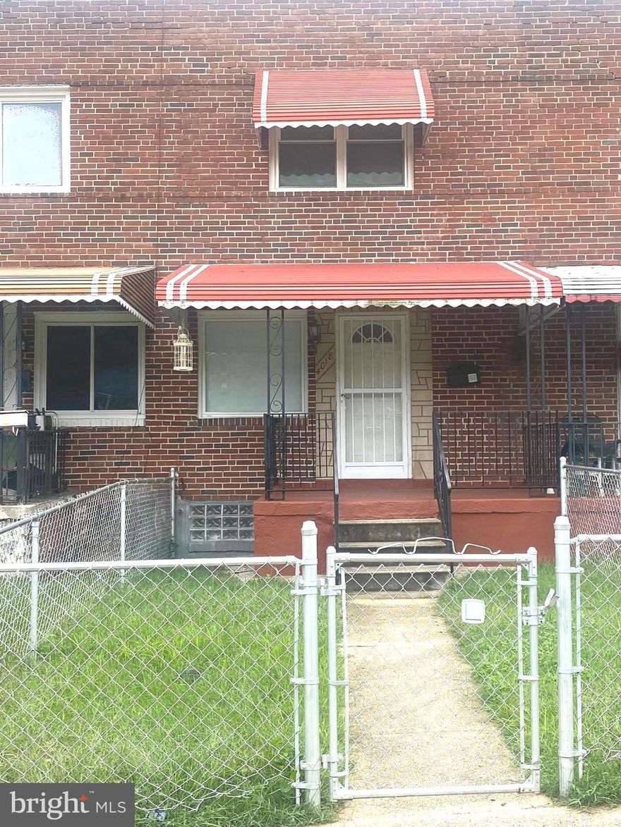 Welcome to this beautifully maintained 2 Bedroom, 2 Bath residence which offers a perfect blend of comfort and convenience. As you step inside, you'll be greeted by the warmth of hardwood floors that flow throughout the living spaces. The open-concept living and dining area is perfect for entertaining or relaxing after a long day. Enjoy cooking in this updated kitchen. Outside, you'll find not only a fenced front yard but also a nice size backyard providing privacy for BBQ's and family pets. This property is conveniently situated close to shopping centers and major highways. Don't miss this opportunity to make this property your new home. Contact Us today to schedule a viewing and experience the comfort and convenience this rental has to offer.