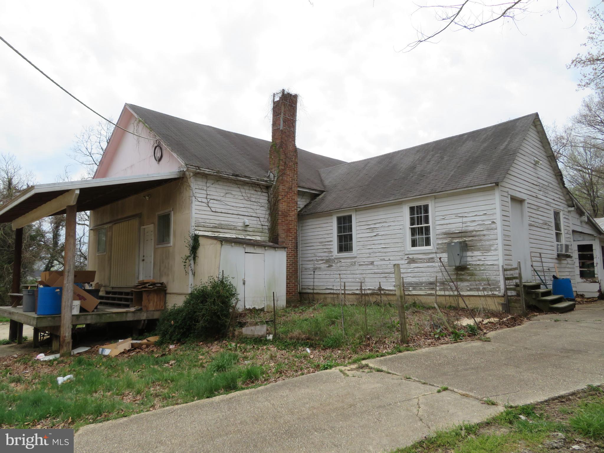 Main image without alt text