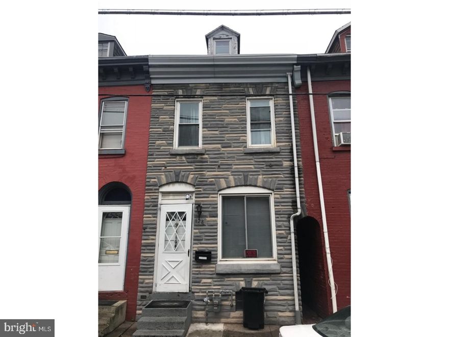 Attention investors and/or owner occupants ! This 3 bedrooms home is looking for a new owner, conveniently located in the desirable north side of Reading it is close to schools, shops, etc... if you are an investor you can buy it and rent it and let the rent pay for the mortgage and keep the rest of it for you. As a owner occupant, you will pay less in mortgage that what you'd pay in rent