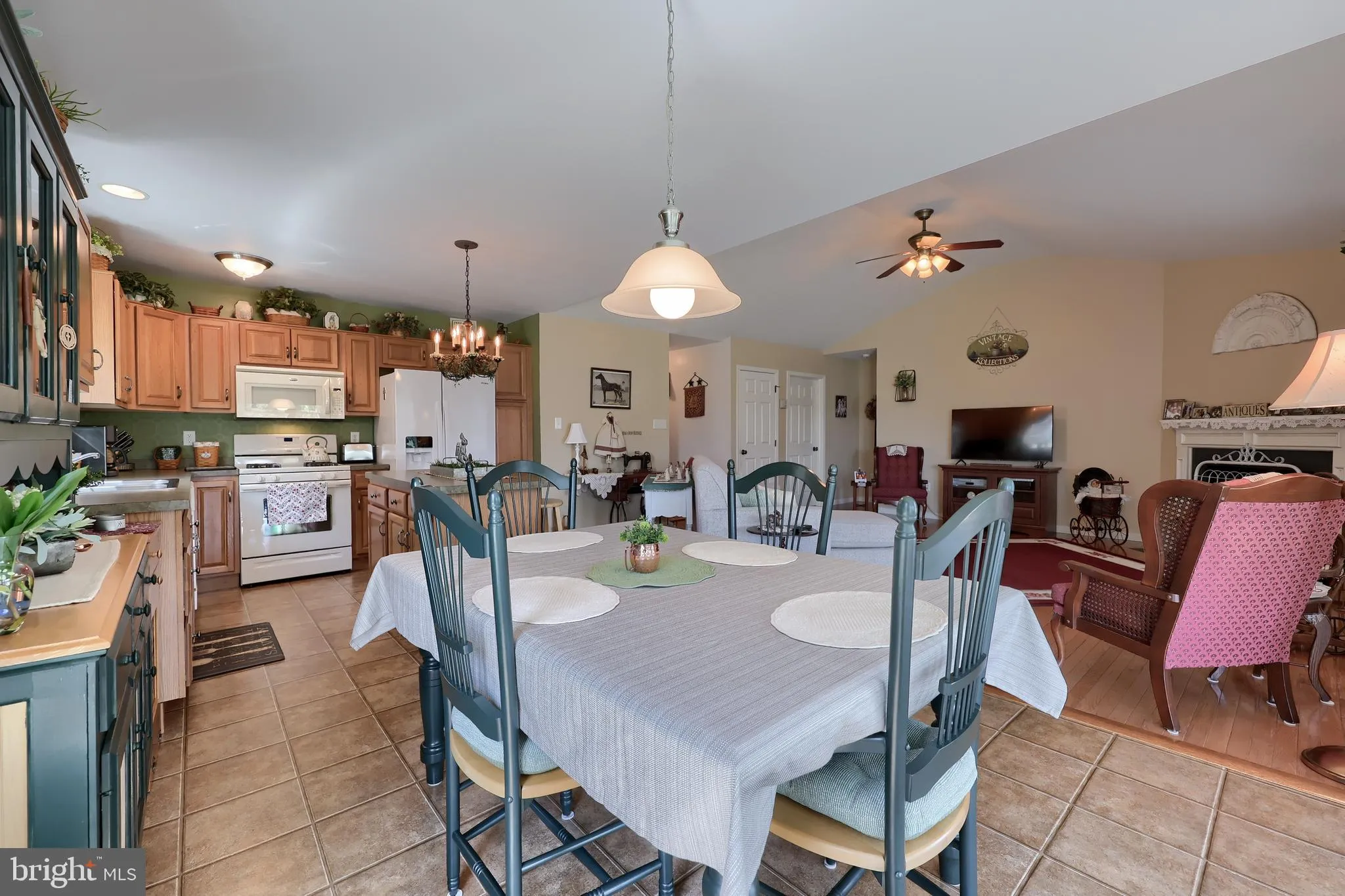 Gordonville, Pennsylvania 17529, United States, 3 Bedrooms Bedrooms, ,2 BathroomsBathrooms,Residential,Pending,123388