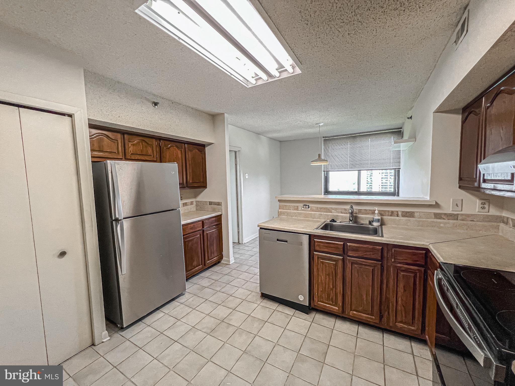 SKYLINE SQUARE CONDO - Residential Lease