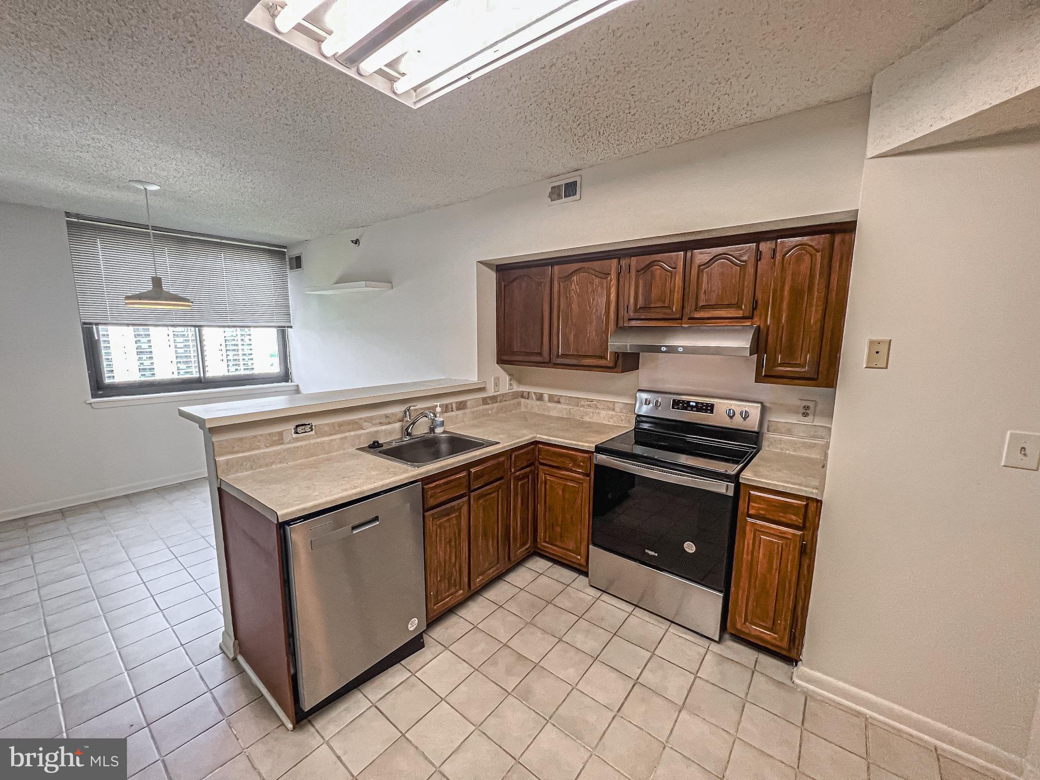 SKYLINE SQUARE CONDO - Residential Lease