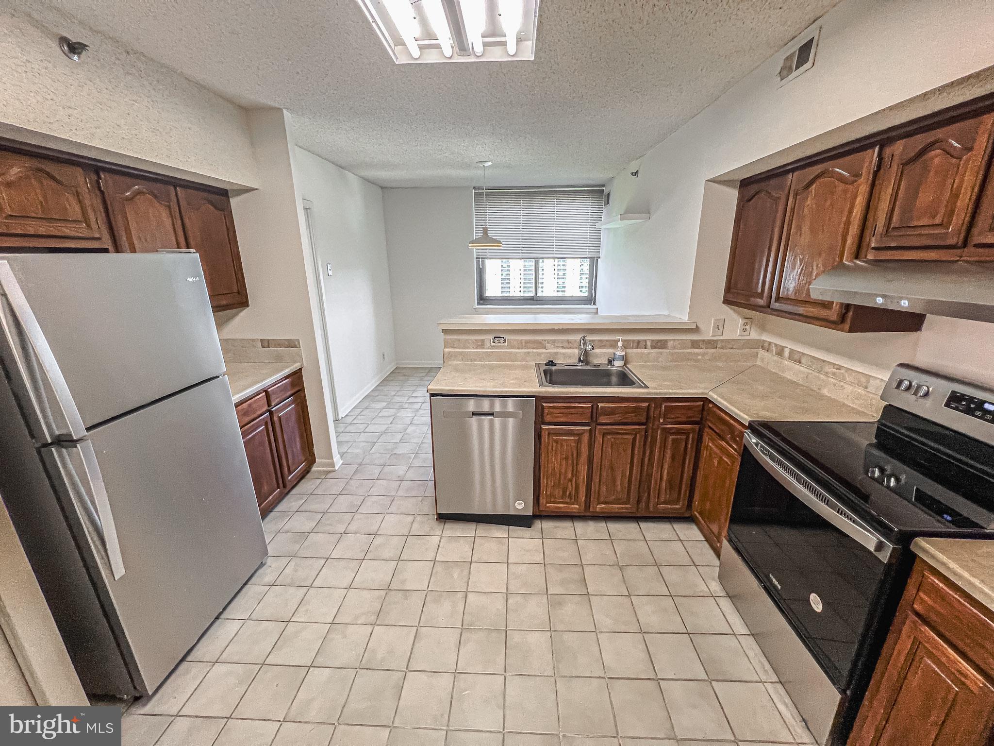 SKYLINE SQUARE CONDO - Residential Lease