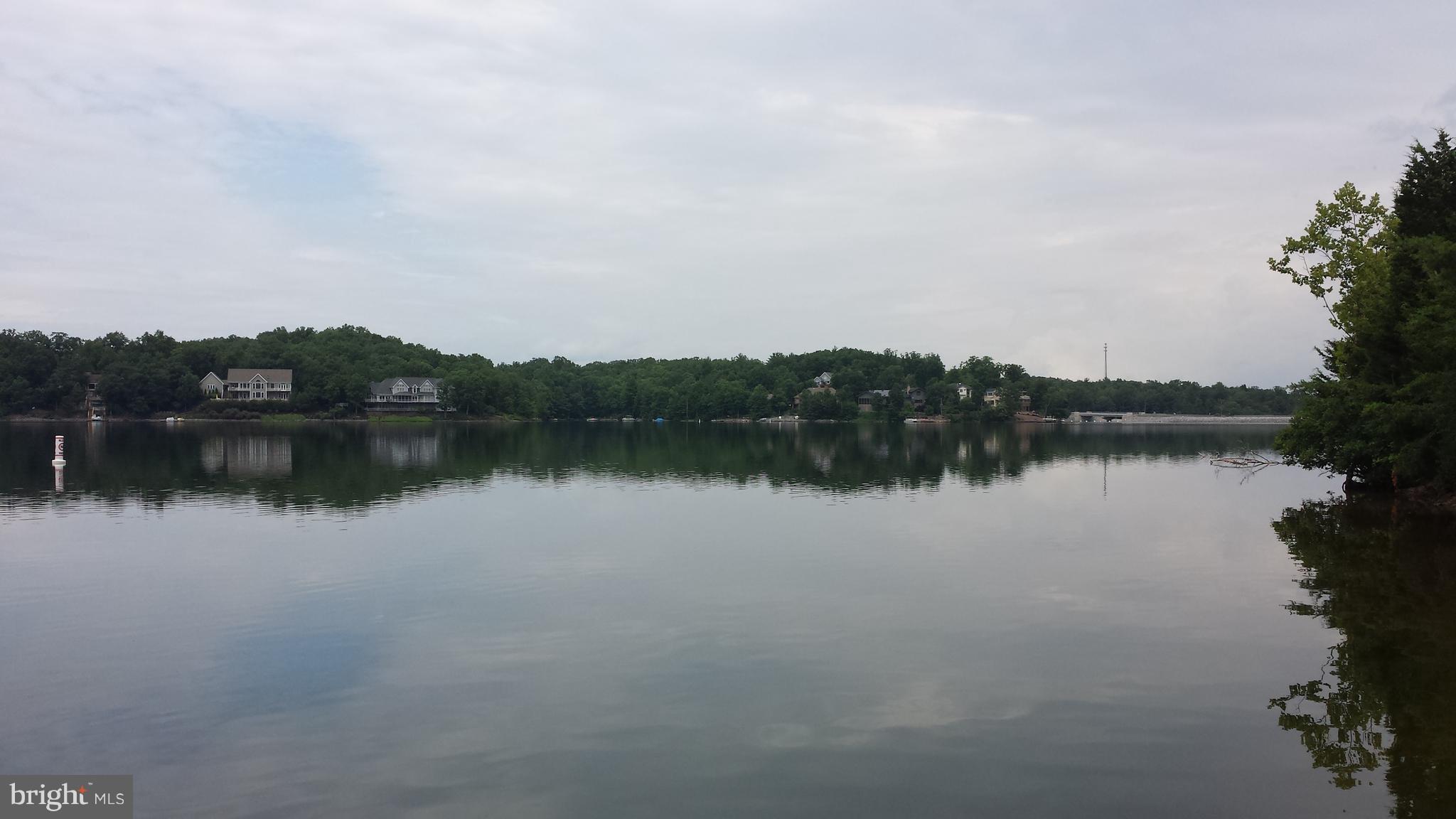 LAKE HOLIDAY ESTATES - Land