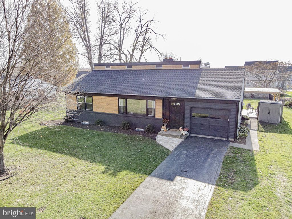 Photo of 130 City Mill Road, Lancaster, PA 17602 (MLS # PALA2043546)