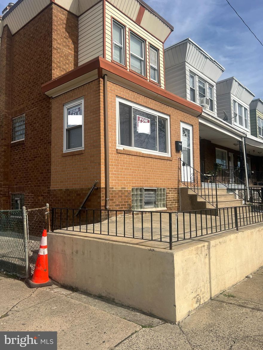 2 FOR THE PRICE OF ONE 

THIS HOME COMES WITH 3 SPACIOUS ROOM, A KITCHEN, BATHROOM AND AN ADDITIONAL STUDIO APARTMENT IN THE BASEMENT. THE HOUSE IS UNFURNISHED BUT COMES WITH ALL WORKING APPLIANCES. THE BUYER OF THIS PROPERTY WILL HAVE THE OPPORTUNITY TO LIVE IN THE PROPERTY AND RENT OUT THE BASEMENT FOR ENOUGH TO COVER MOST OF THE MORTGAGE.