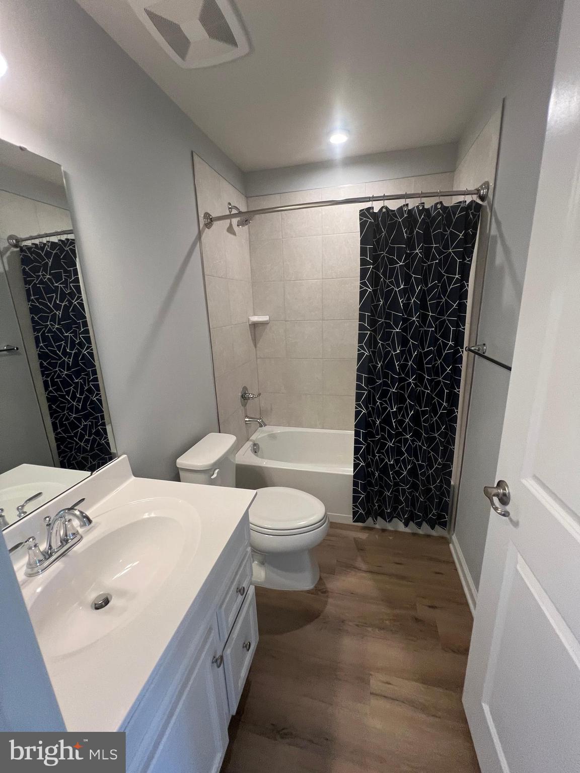 COURTHOUSE COMMONS - Residential Lease