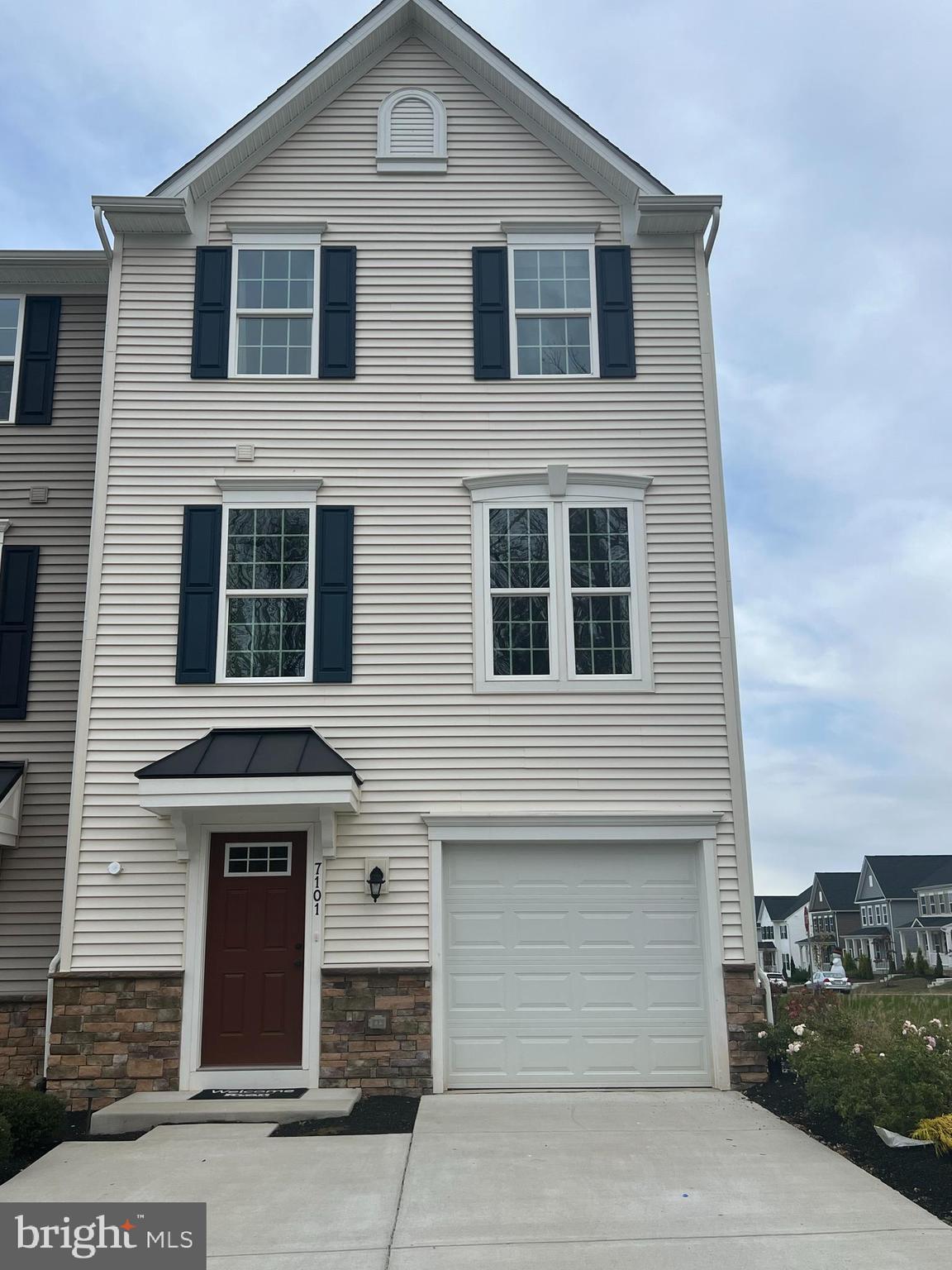 COURTHOUSE COMMONS - Residential Lease