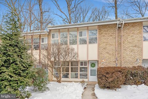 Photo of 4447 Forest Glen Court #4447, ANNANDALE, VA 22003 (MLS # VAFX2289170)