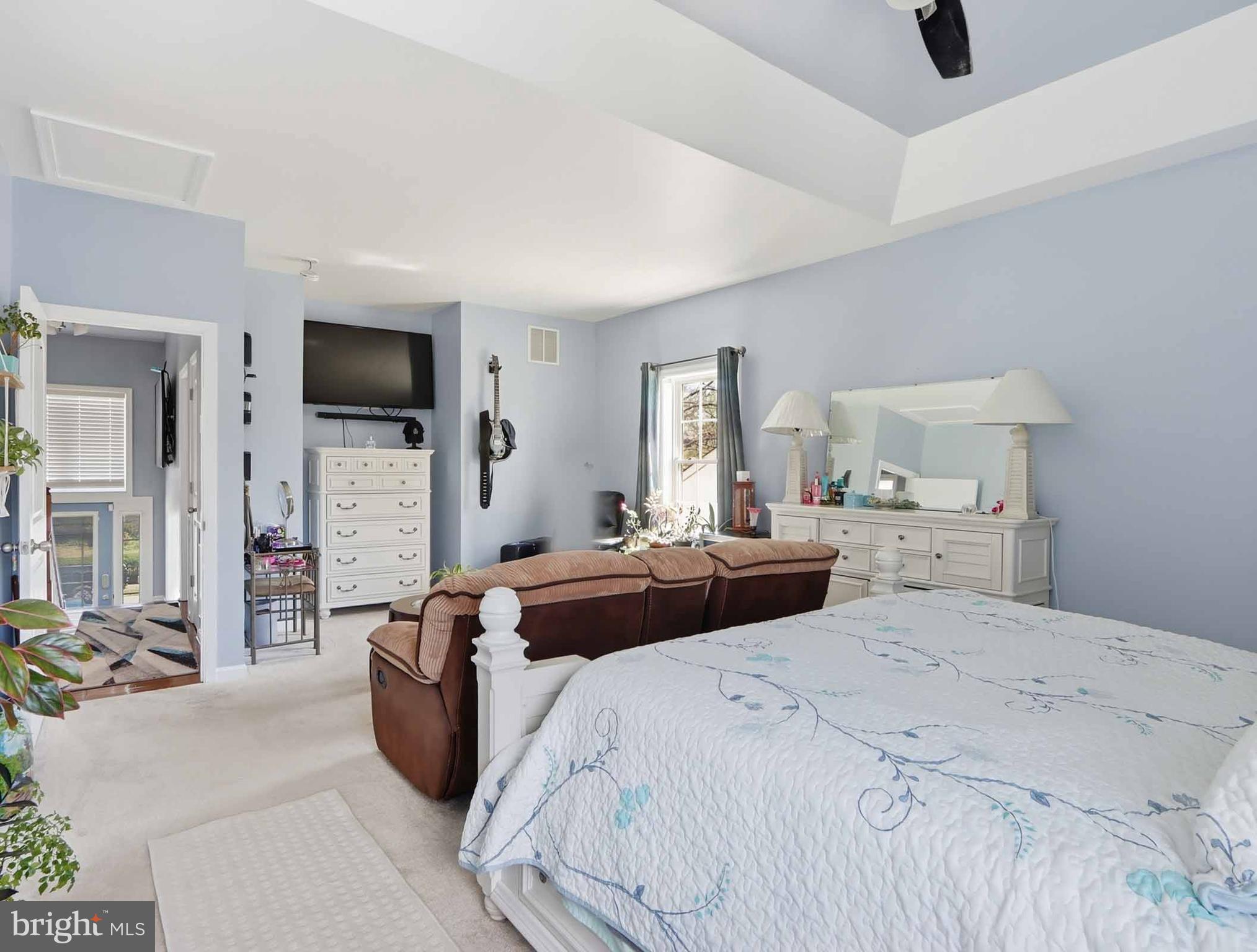 COUNTRY CLUB MANOR - Residential