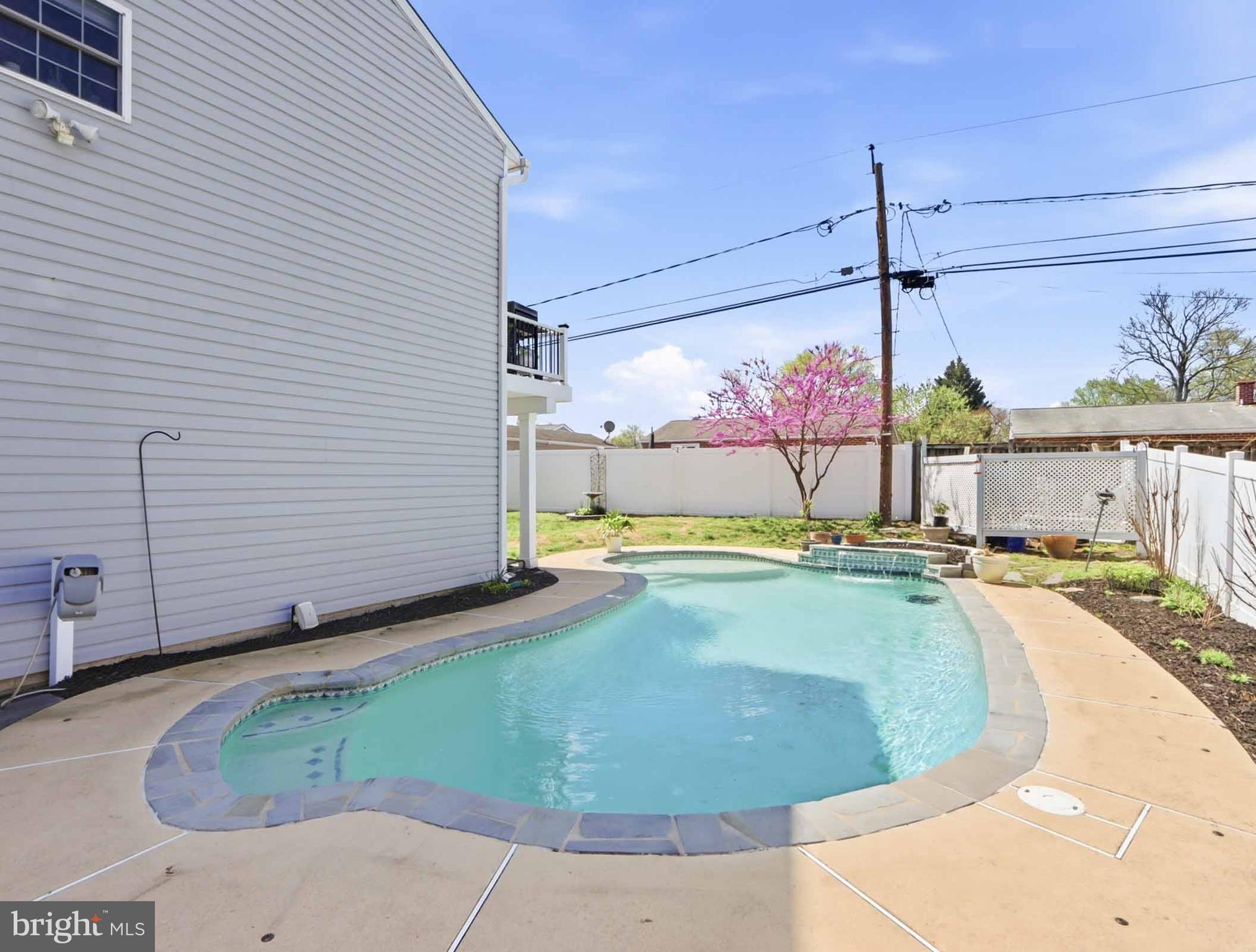 COUNTRY CLUB MANOR - Residential