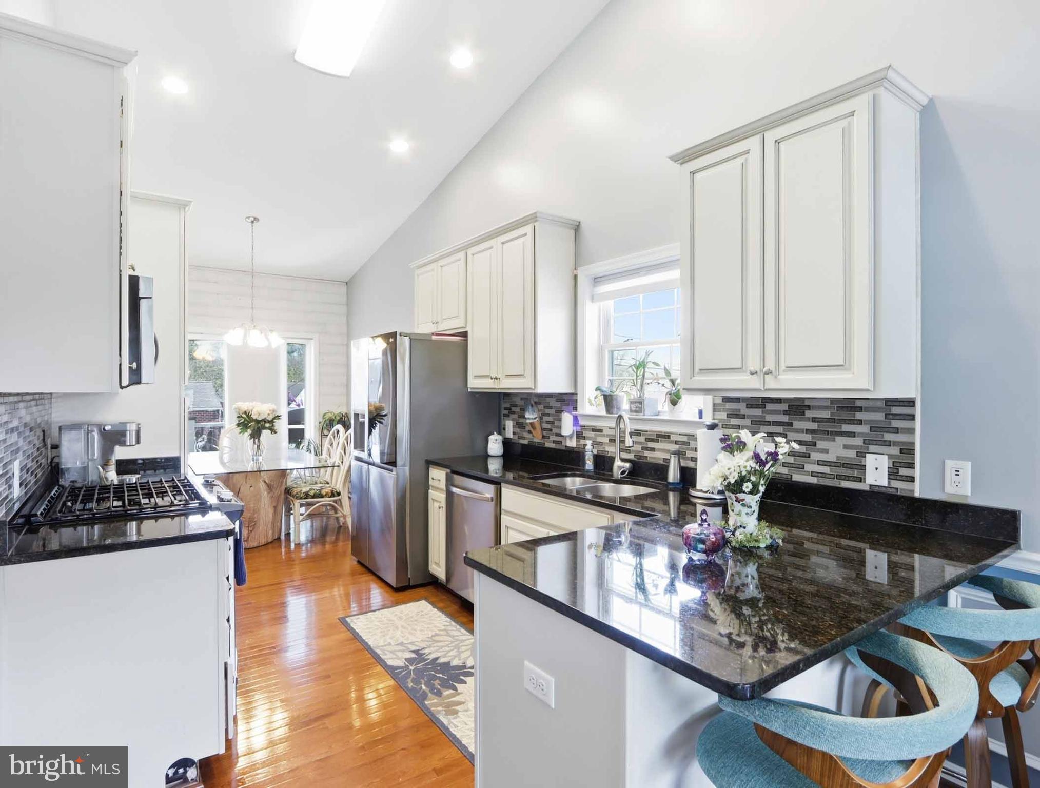 COUNTRY CLUB MANOR - Residential