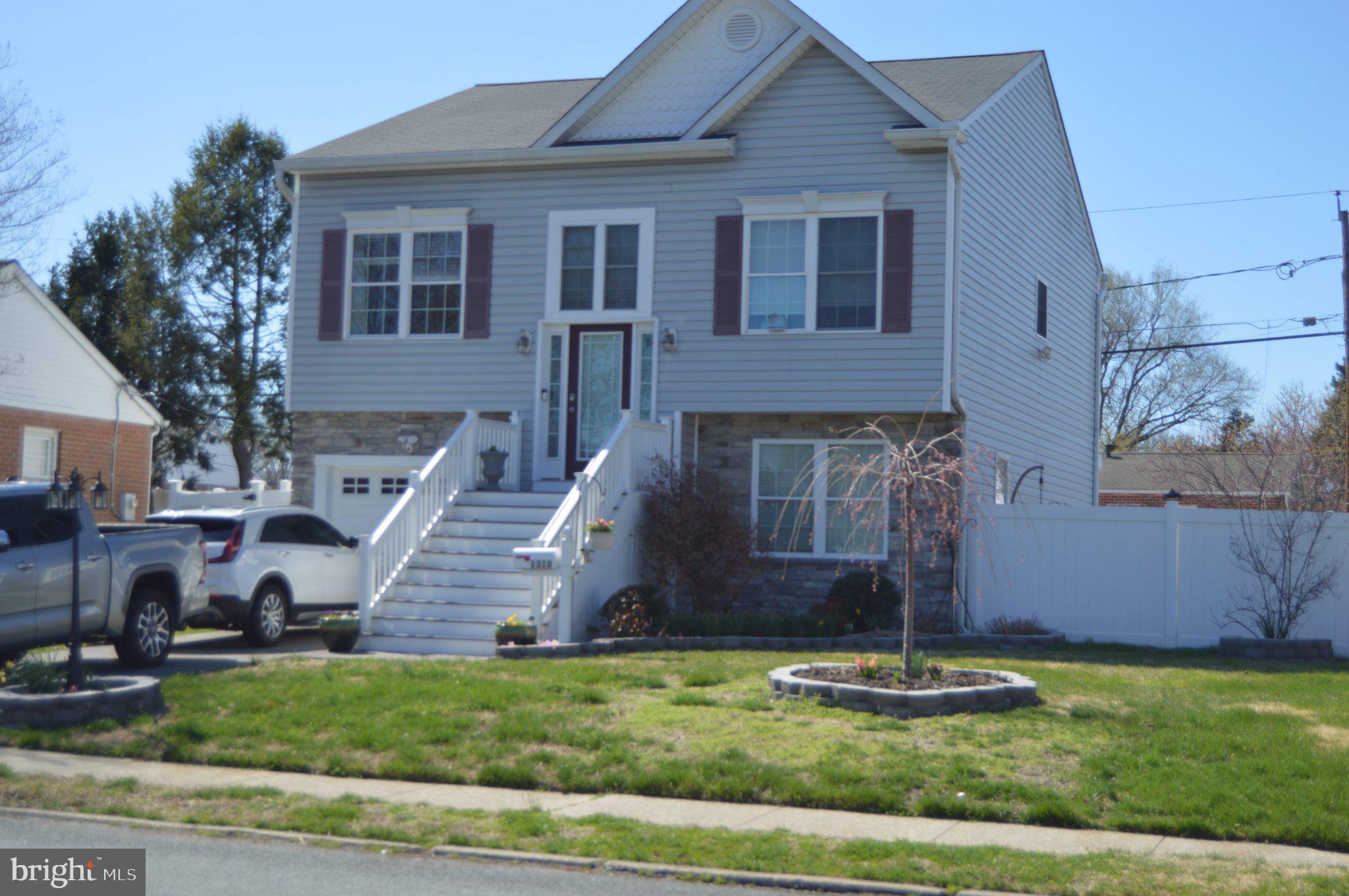 COUNTRY CLUB MANOR - Residential