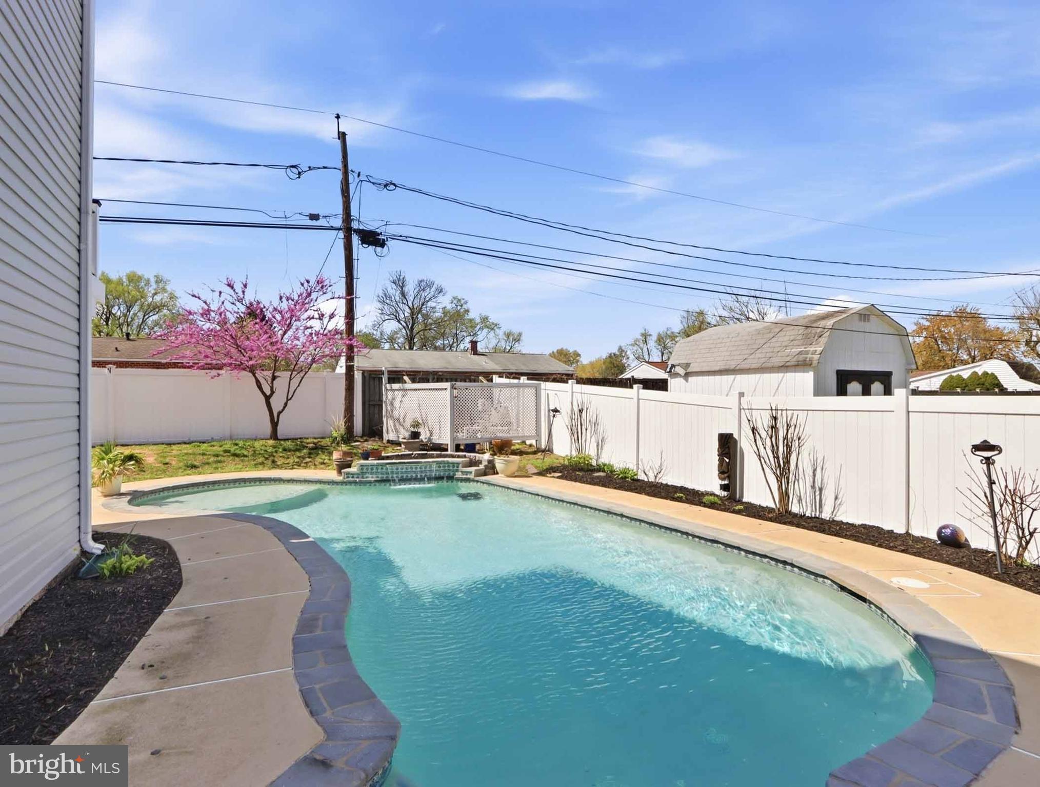 COUNTRY CLUB MANOR - Residential