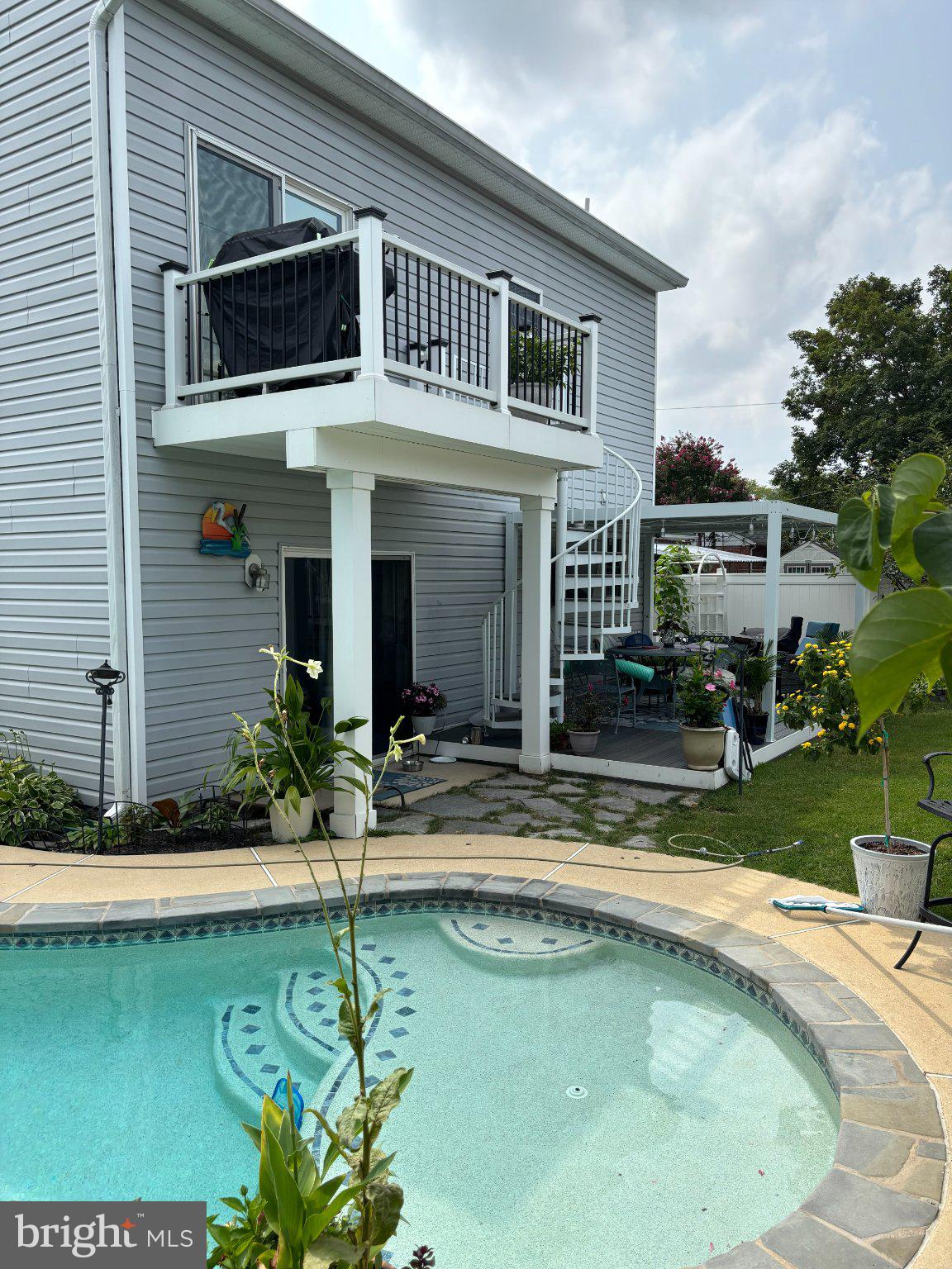 COUNTRY CLUB MANOR - Residential