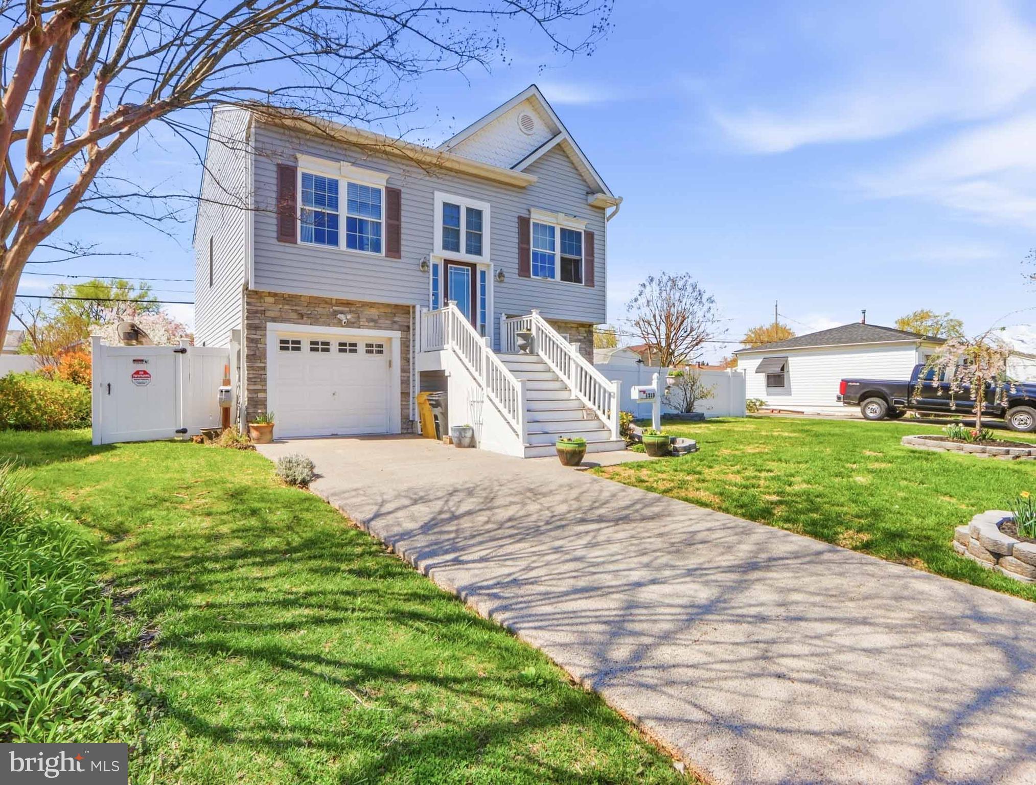 COUNTRY CLUB MANOR - Residential