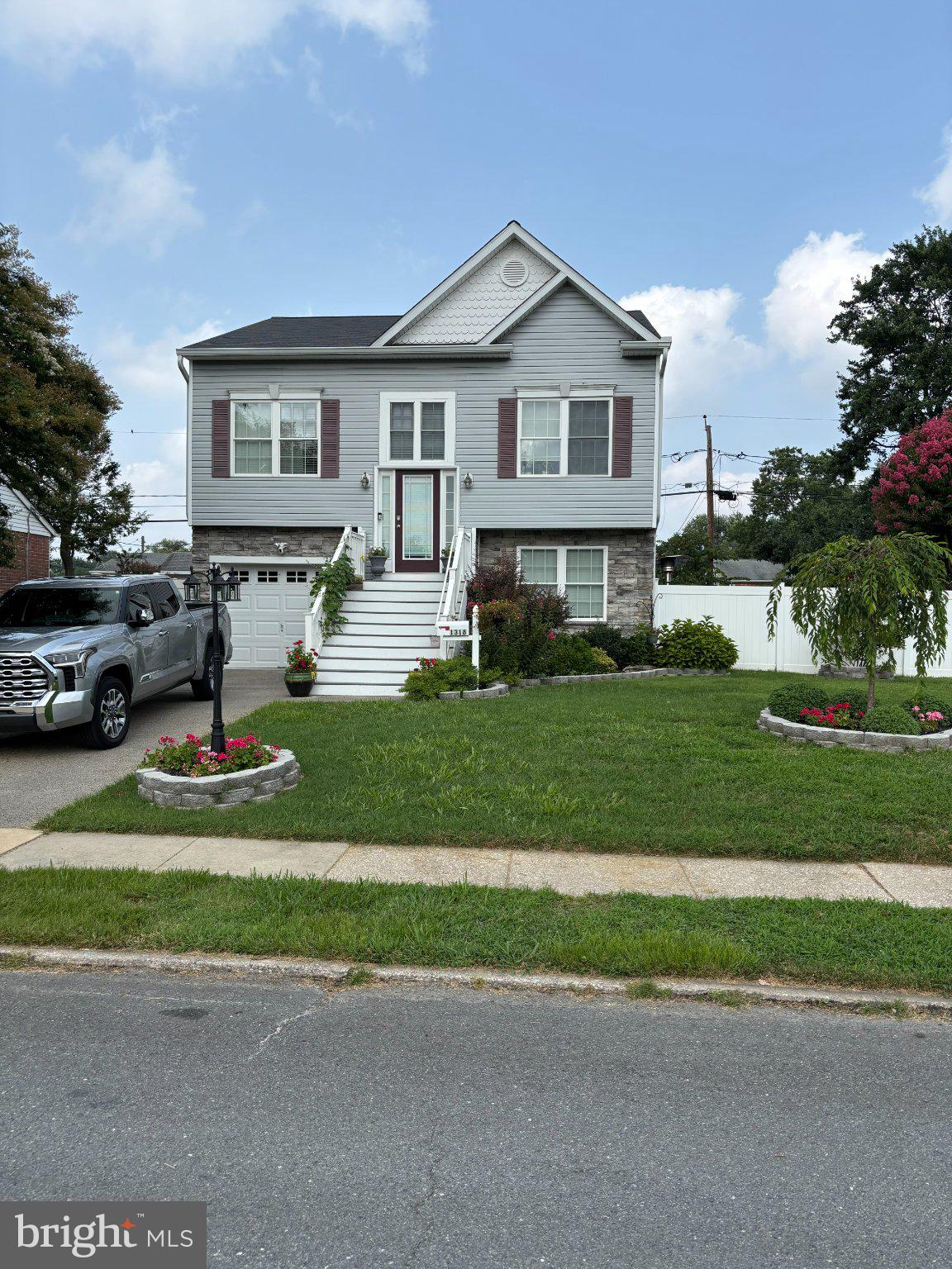 COUNTRY CLUB MANOR - Residential