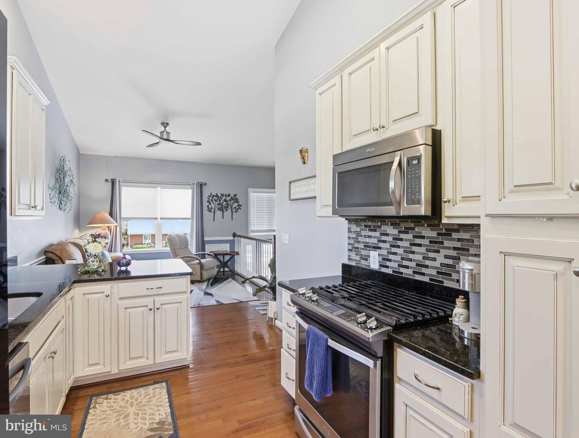 COUNTRY CLUB MANOR - Residential