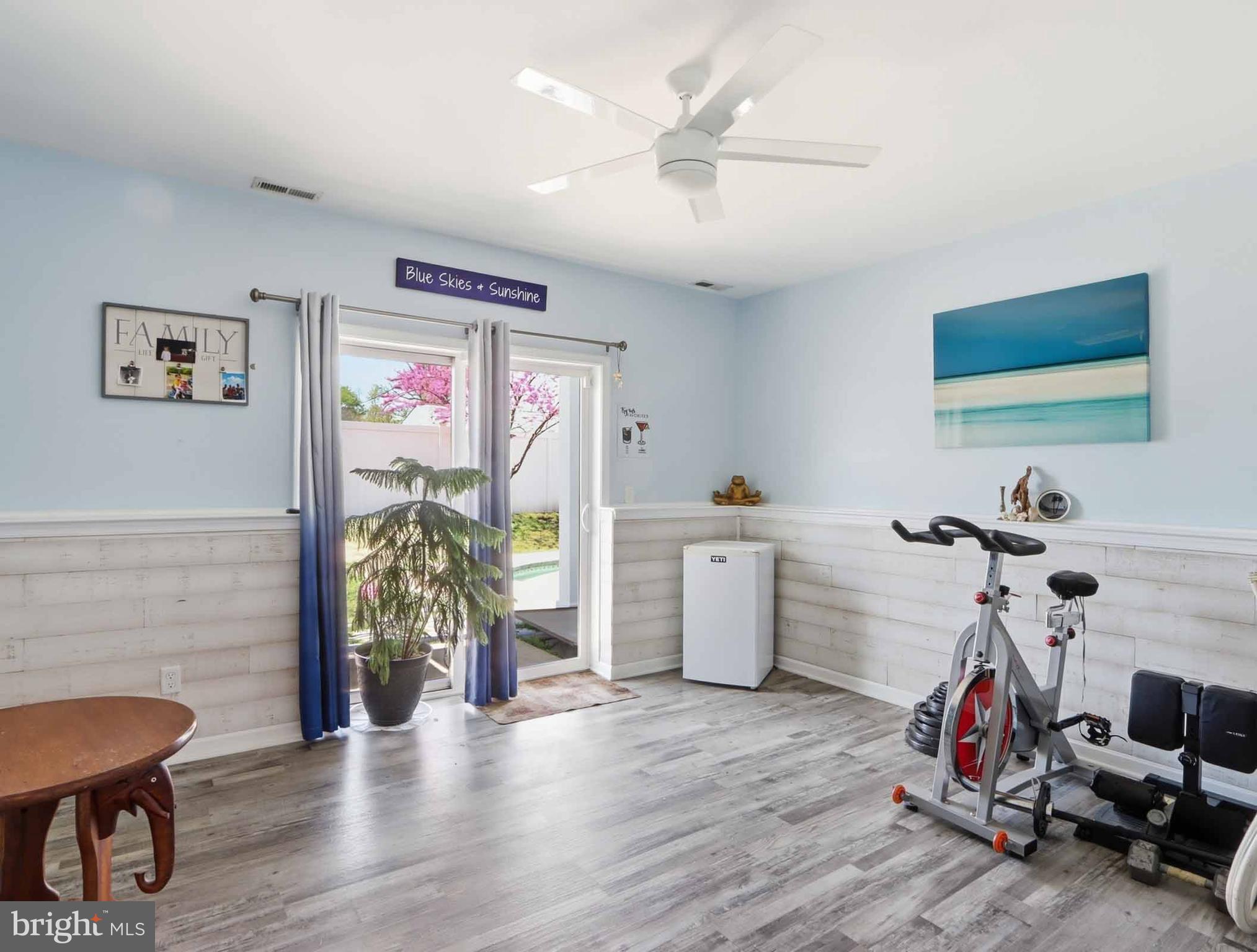 COUNTRY CLUB MANOR - Residential