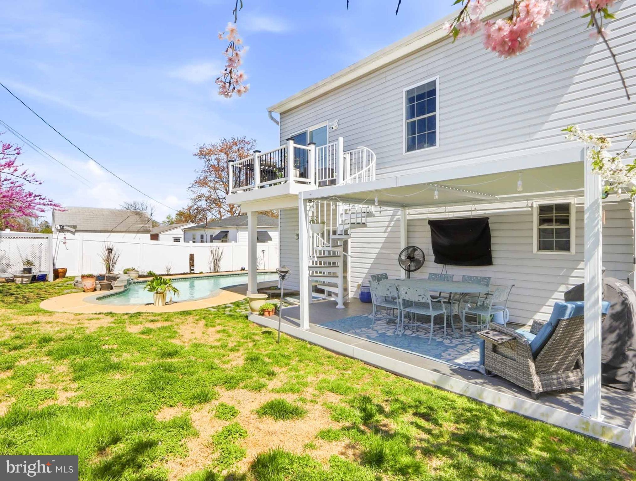 COUNTRY CLUB MANOR - Residential