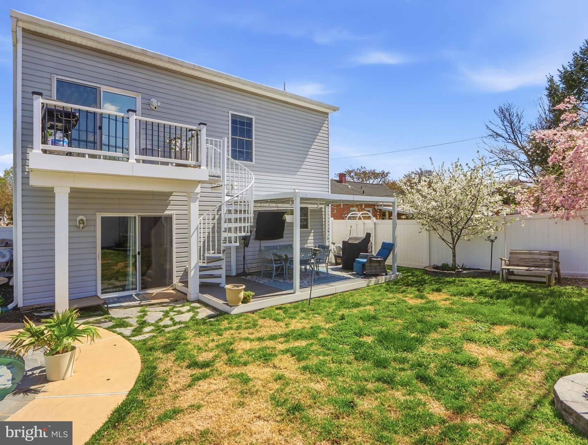 COUNTRY CLUB MANOR - Residential