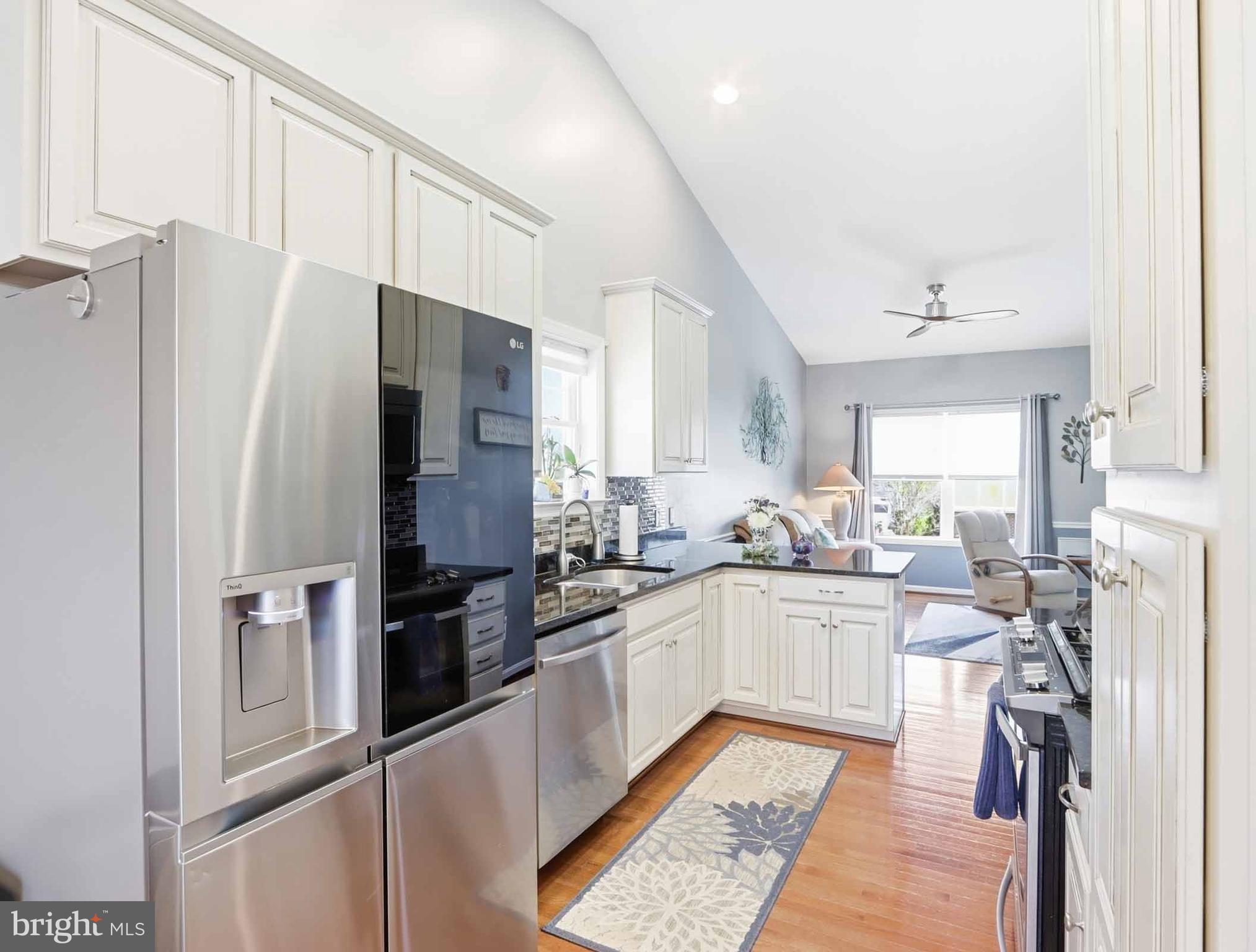 COUNTRY CLUB MANOR - Residential