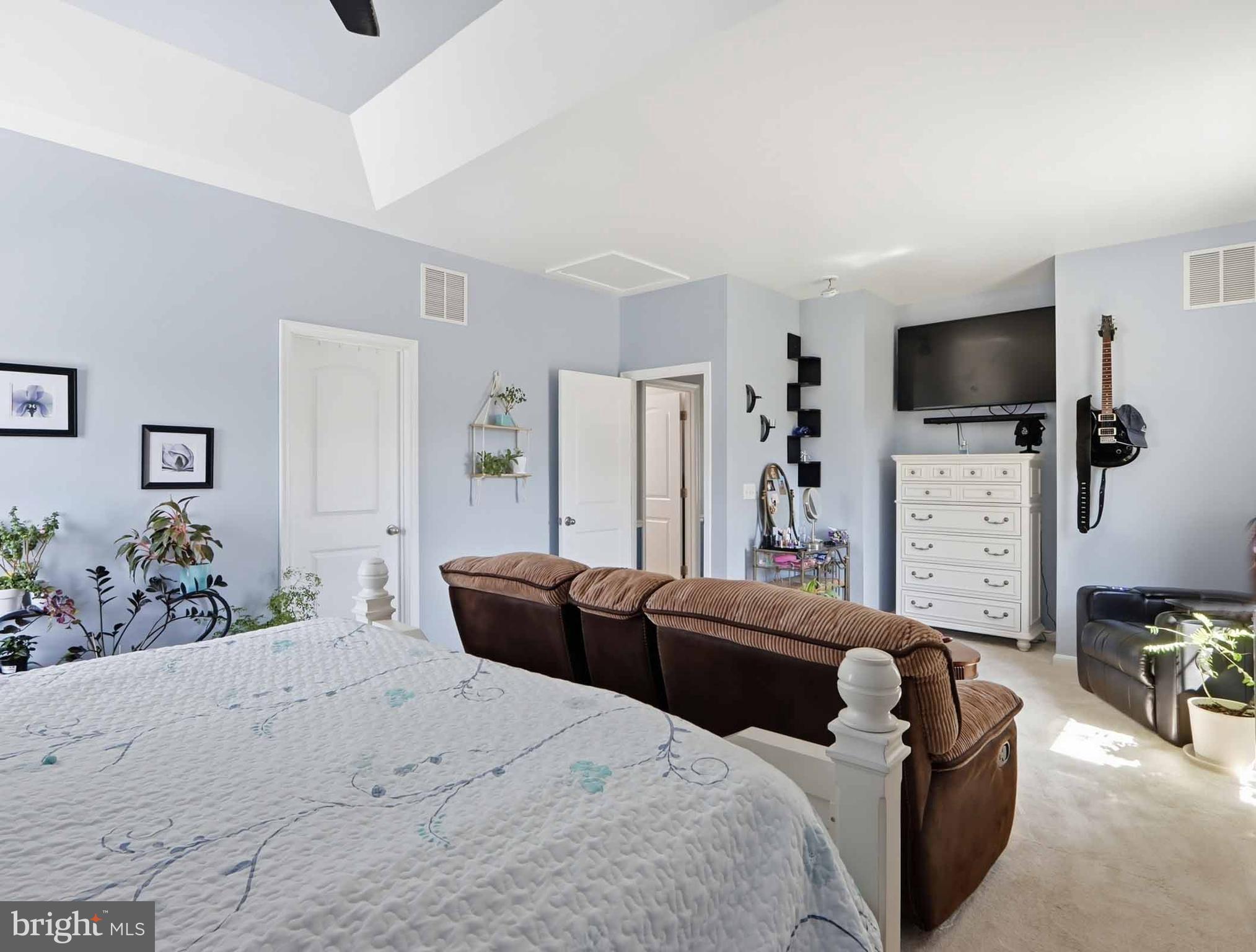 COUNTRY CLUB MANOR - Residential