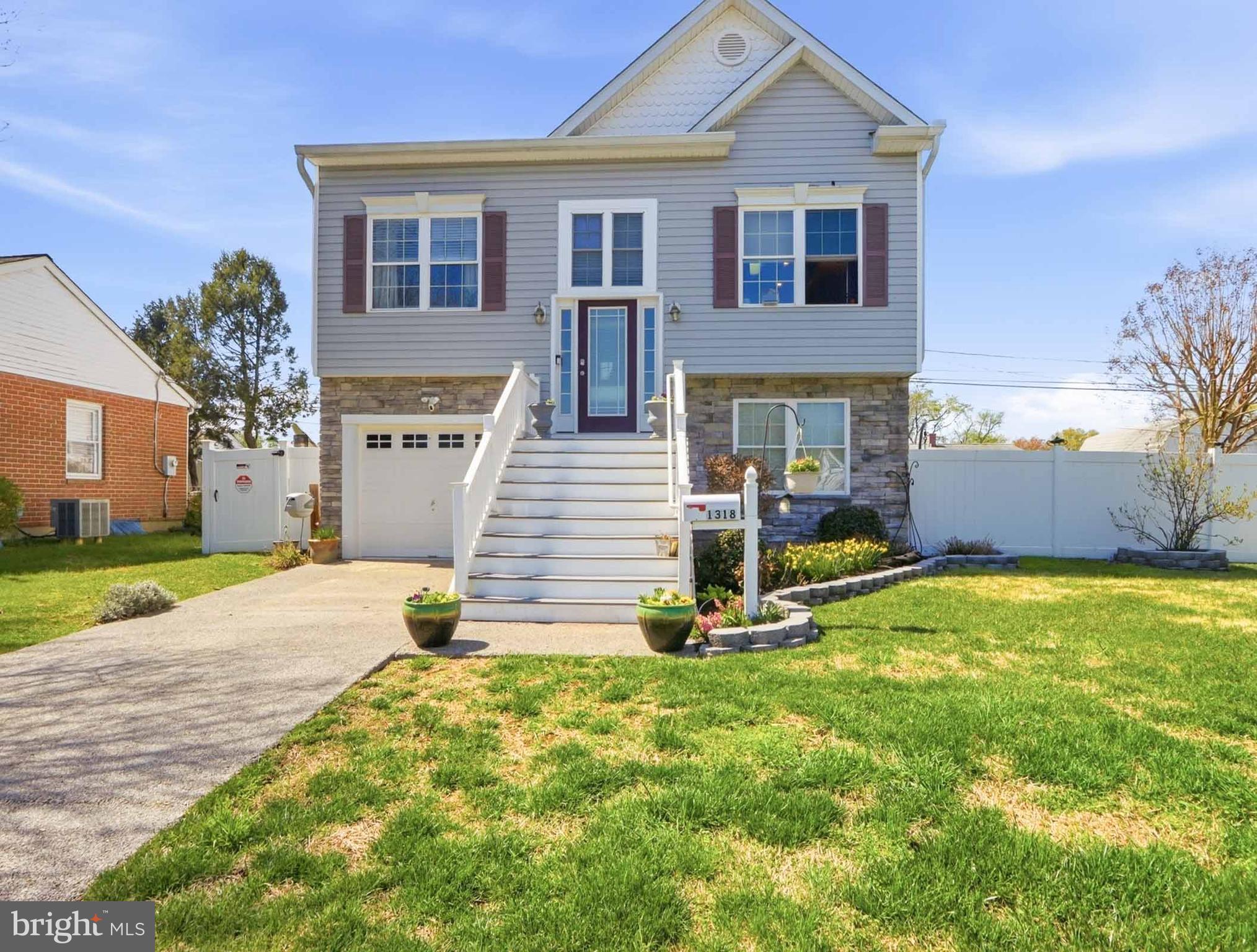 COUNTRY CLUB MANOR - Residential