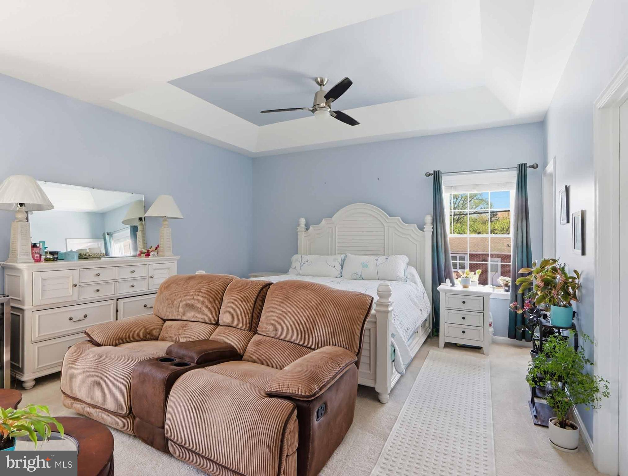 COUNTRY CLUB MANOR - Residential