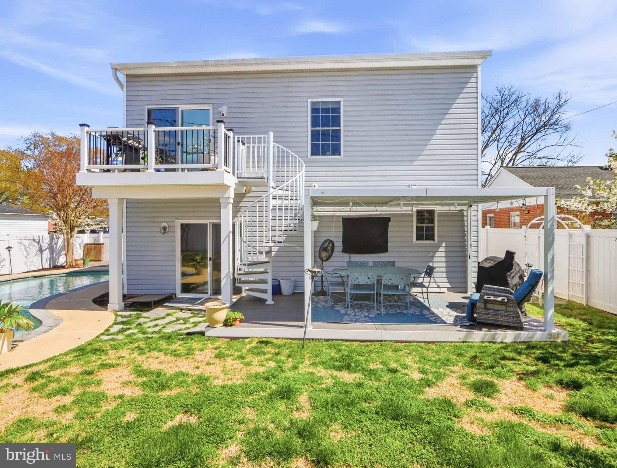 COUNTRY CLUB MANOR - Residential