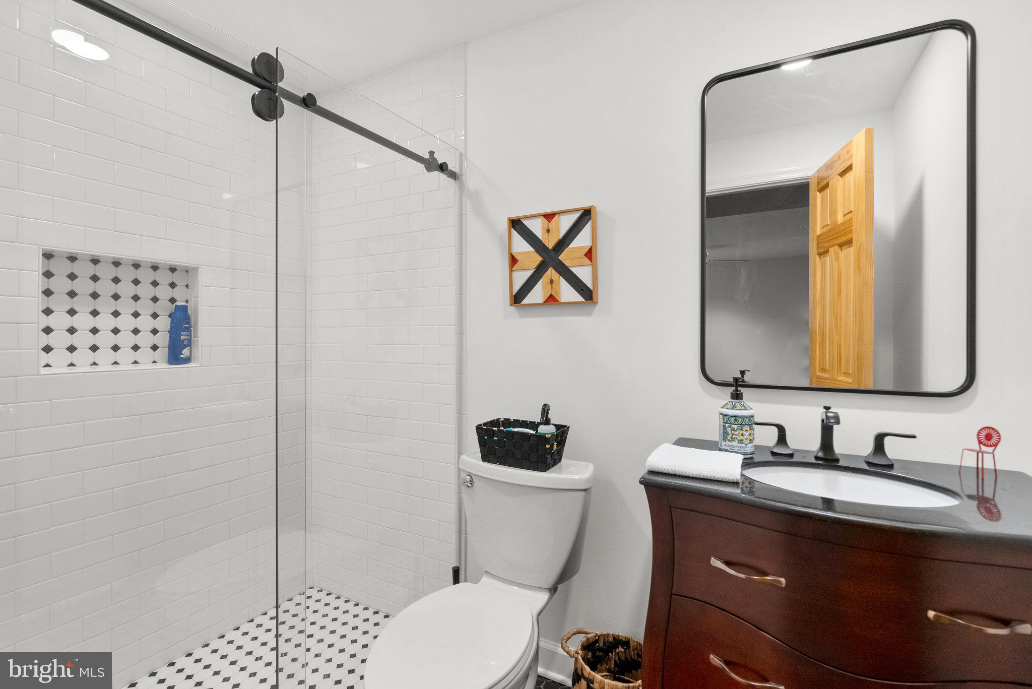 LAKE HALLOWELL - Residential