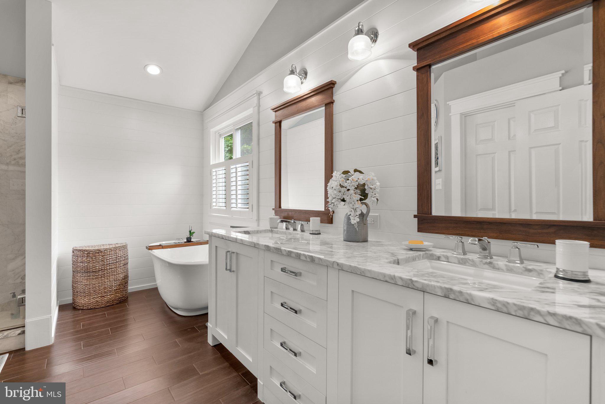 LAKE HALLOWELL - Residential