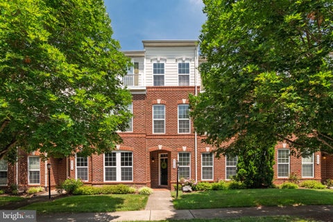 Townhouse For Rent - 43580 Popes Creek Square<br/> LEESBURG, VA 20176